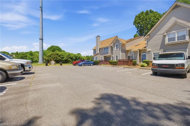 964 Saint Andrews Reach Apt B, Chesapeake, VA 23320