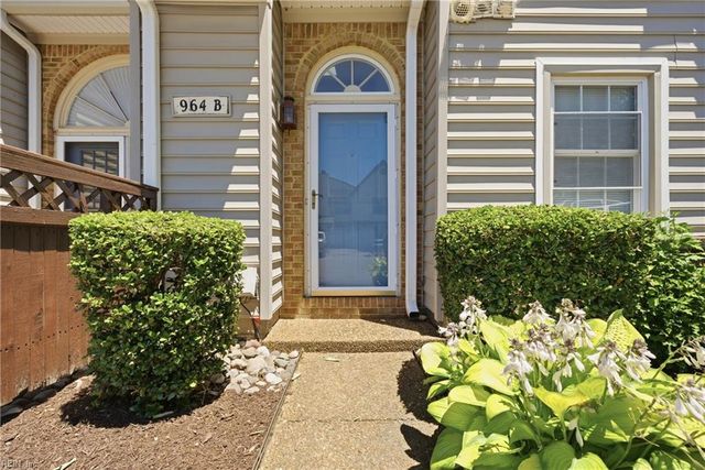 964 Saint Andrews Reach Apt B, Chesapeake, VA 23320