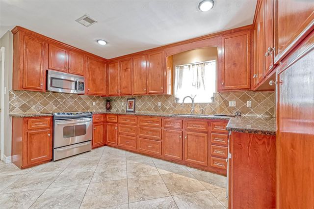 711 Lodgehill Lane, Houston, TX 77090