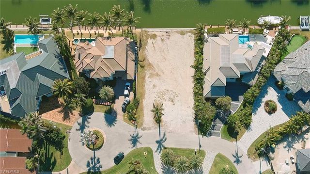 1670 Dolphin CT, Naples, FL 34102