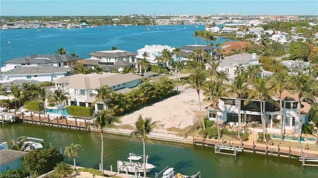 1670 Dolphin CT, Naples, FL 34102