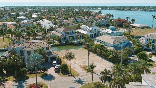 1670 Dolphin CT, Naples, FL 34102