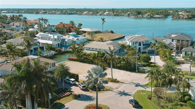 1670 Dolphin CT, Naples, FL 34102