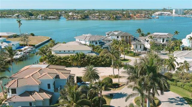 1670 Dolphin CT, Naples, FL 34102