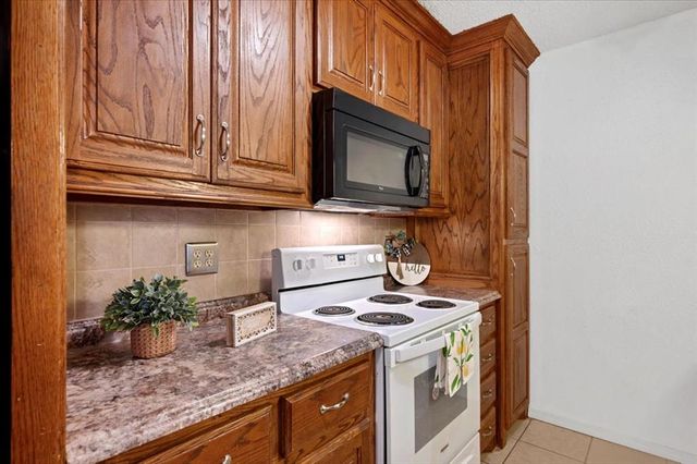 505 Meadowlake Drive, Noble, OK 73068