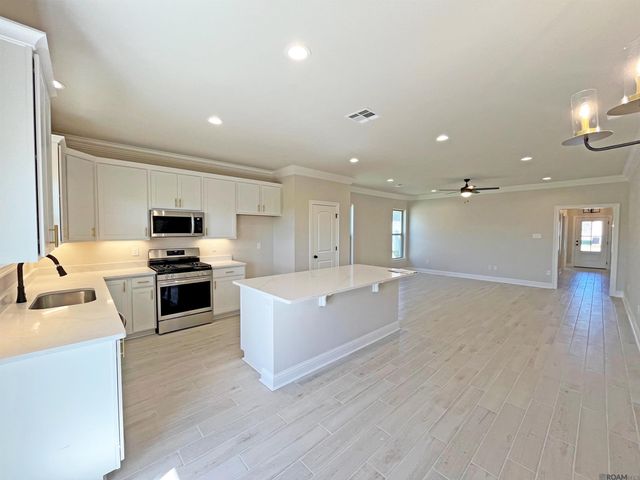 1211 Lakehaven Dr, Gonzales, LA 70737