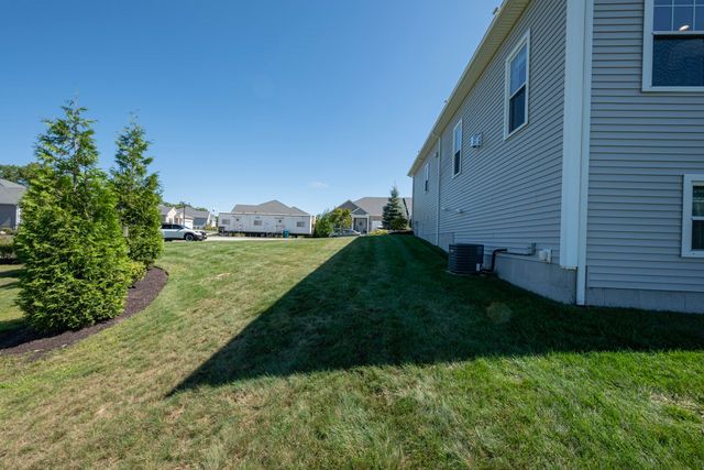 166 Stone Hill Dr 166, Northbridge, MA 01588
