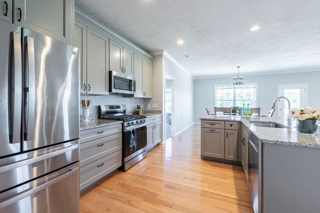 166 Stone Hill Dr 166, Northbridge, MA 01588