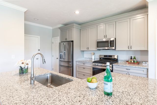 166 Stone Hill Dr 166, Northbridge, MA 01588