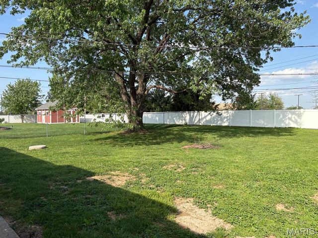 1020 Meadow Lane, St Charles, MO 63303