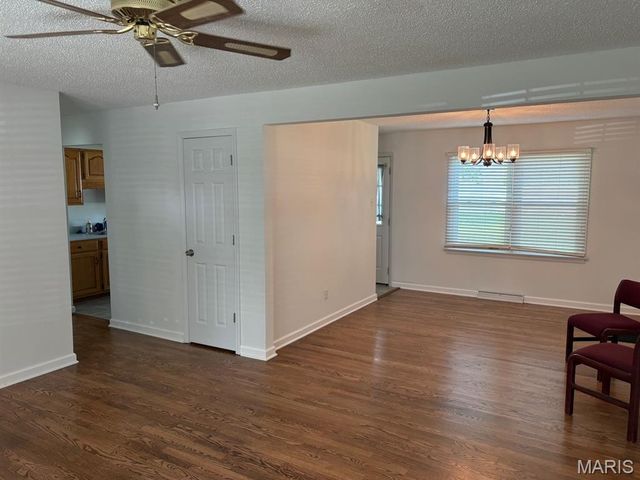 1020 Meadow Lane, St Charles, MO 63303