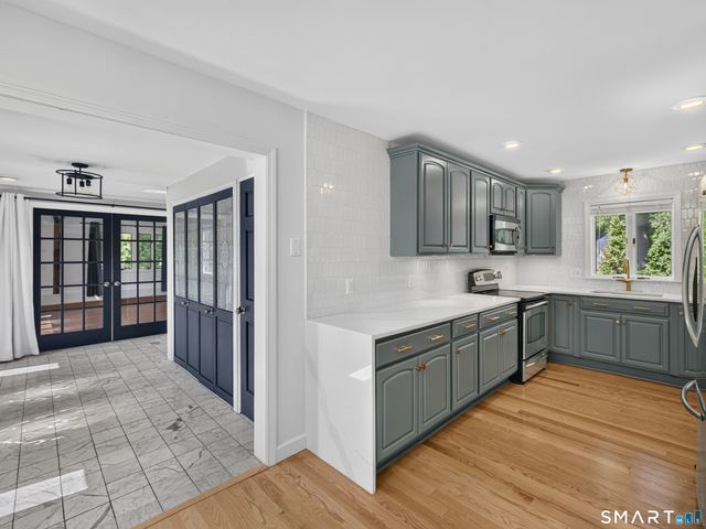 10 Herster Drive, East Lyme, CT 06357