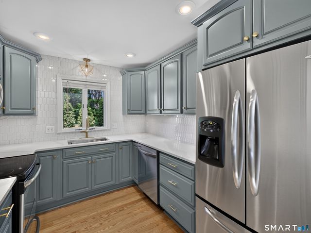 10 Herster Drive, East Lyme, CT 06357