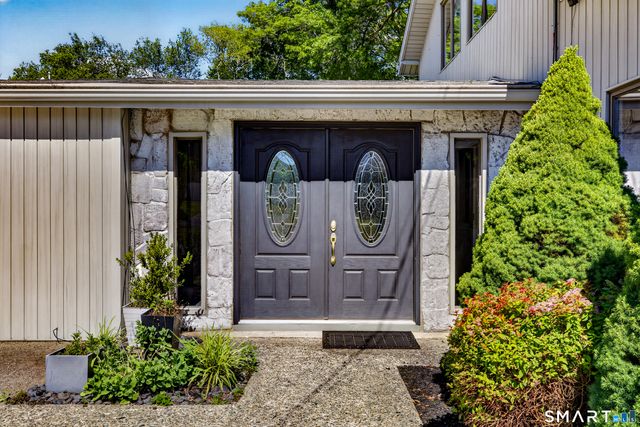 10 Herster Drive, East Lyme, CT 06357