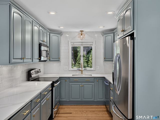 10 Herster Drive, East Lyme, CT 06357