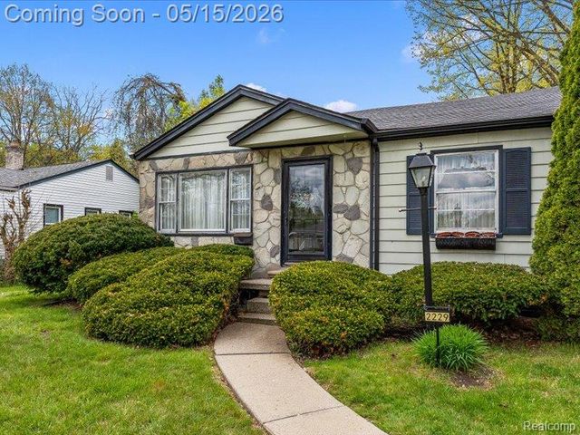 2229 E 8 Mile Road, Grosse Pointe Woods, MI 48236