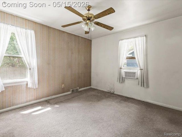 2229 E 8 Mile Road, Grosse Pointe Woods, MI 48236