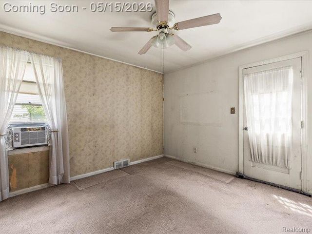 2229 E 8 Mile Road, Grosse Pointe Woods, MI 48236