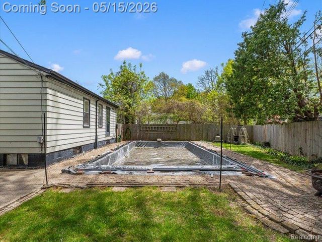 2229 E 8 Mile Road, Grosse Pointe Woods, MI 48236