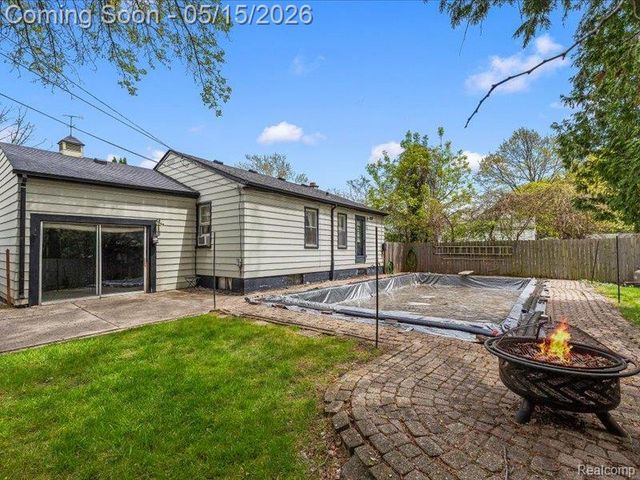 2229 E 8 Mile Road, Grosse Pointe Woods, MI 48236