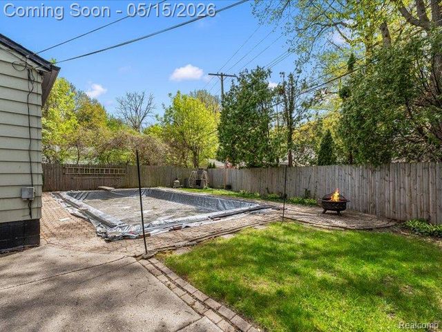 2229 E 8 Mile Road, Grosse Pointe Woods, MI 48236