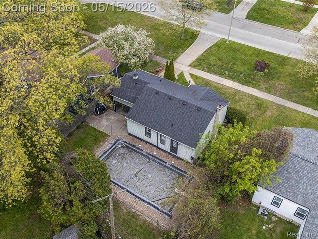 2229 E 8 Mile Road, Grosse Pointe Woods, MI 48236