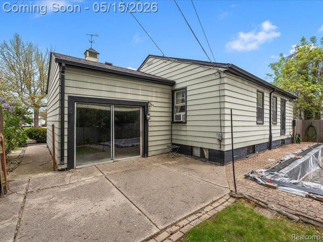 2229 E 8 Mile Road, Grosse Pointe Woods, MI 48236