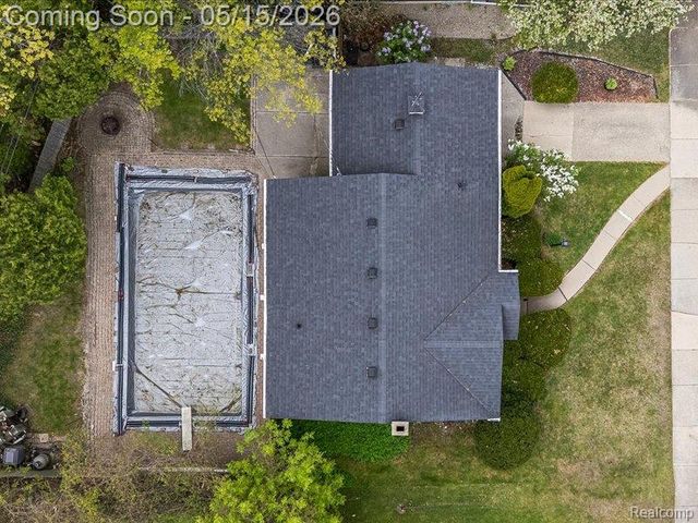 2229 E 8 Mile Road, Grosse Pointe Woods, MI 48236