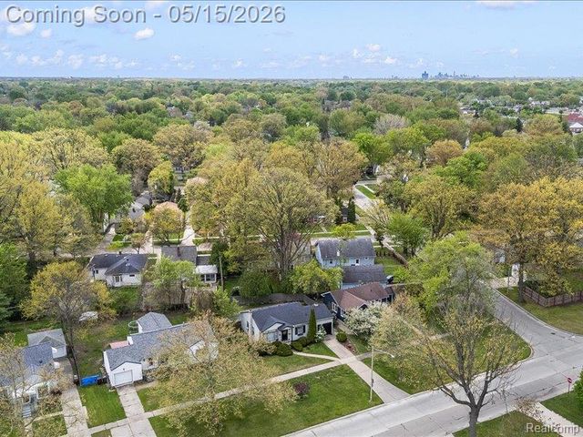 2229 E 8 Mile Road, Grosse Pointe Woods, MI 48236