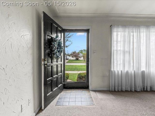 2229 E 8 Mile Road, Grosse Pointe Woods, MI 48236
