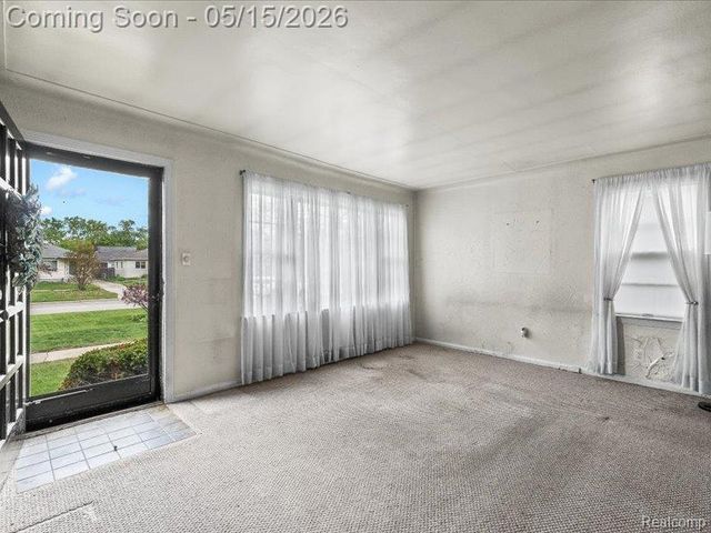 2229 E 8 Mile Road, Grosse Pointe Woods, MI 48236