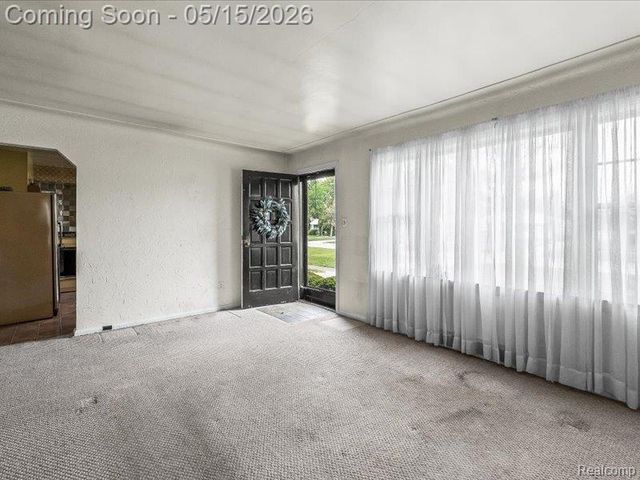 2229 E 8 Mile Road, Grosse Pointe Woods, MI 48236