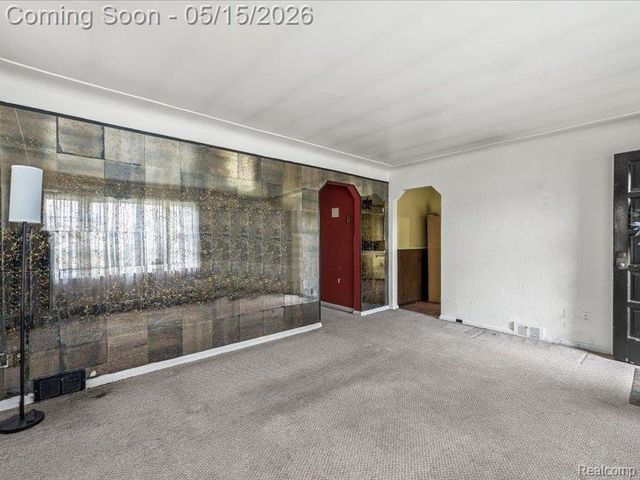 2229 E 8 Mile Road, Grosse Pointe Woods, MI 48236