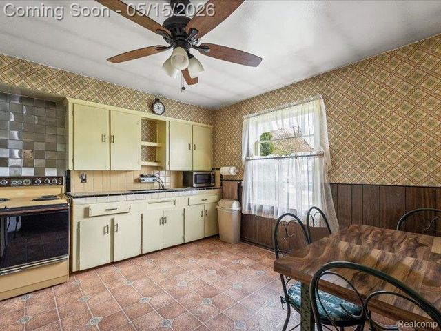 2229 E 8 Mile Road, Grosse Pointe Woods, MI 48236
