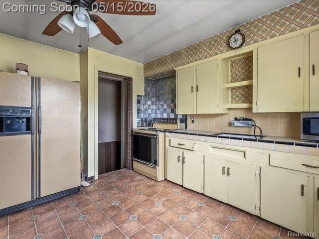 2229 E 8 Mile Road, Grosse Pointe Woods, MI 48236