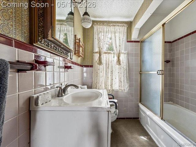 2229 E 8 Mile Road, Grosse Pointe Woods, MI 48236