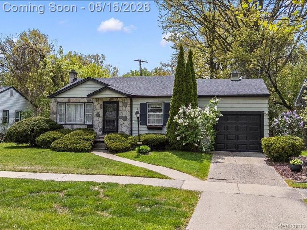 2229 E 8 Mile Road, Grosse Pointe Woods, MI 48236
