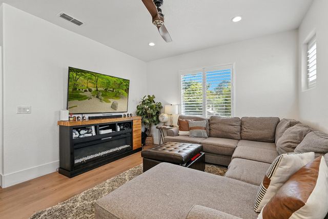 1082 Smith Way, Folsom, CA 95630