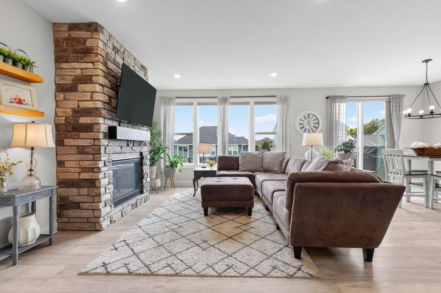 490 Elizabeth Way, Hudson, WI 54016