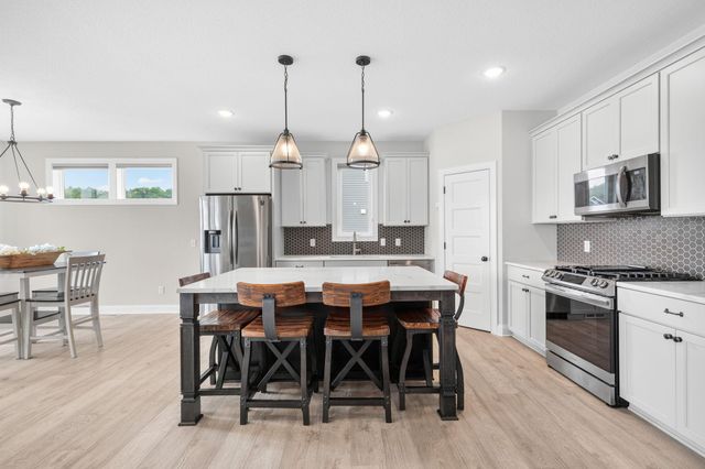 490 Elizabeth Way, Hudson, WI 54016