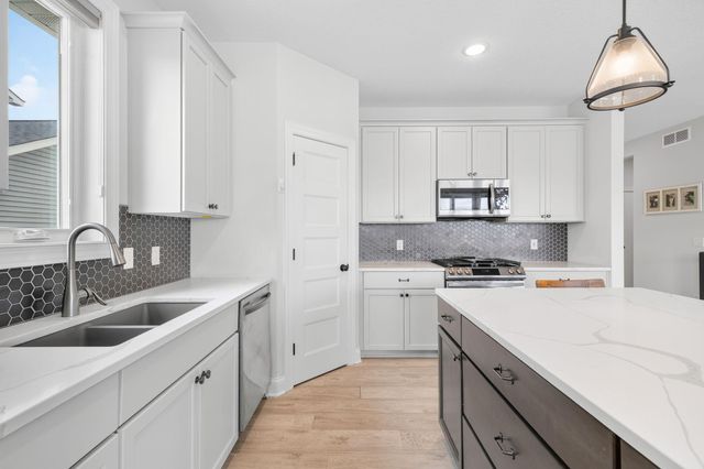 490 Elizabeth Way, Hudson, WI 54016