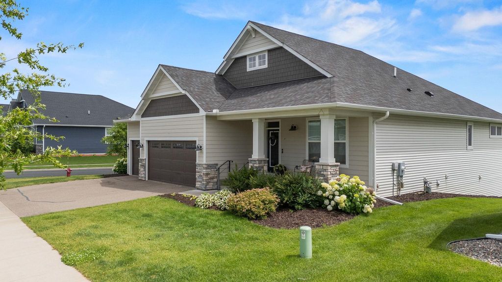 490 Elizabeth Way, Hudson, WI 54016