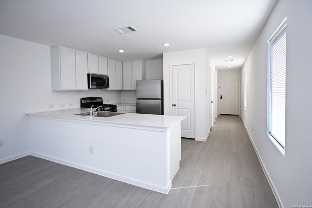 7639 VARO GLN, San Antonio, TX 78263