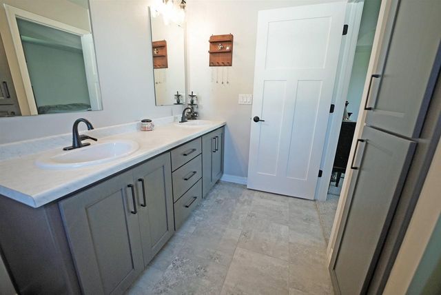 880 JOEANNA WAY, Pulaski, WI 54162