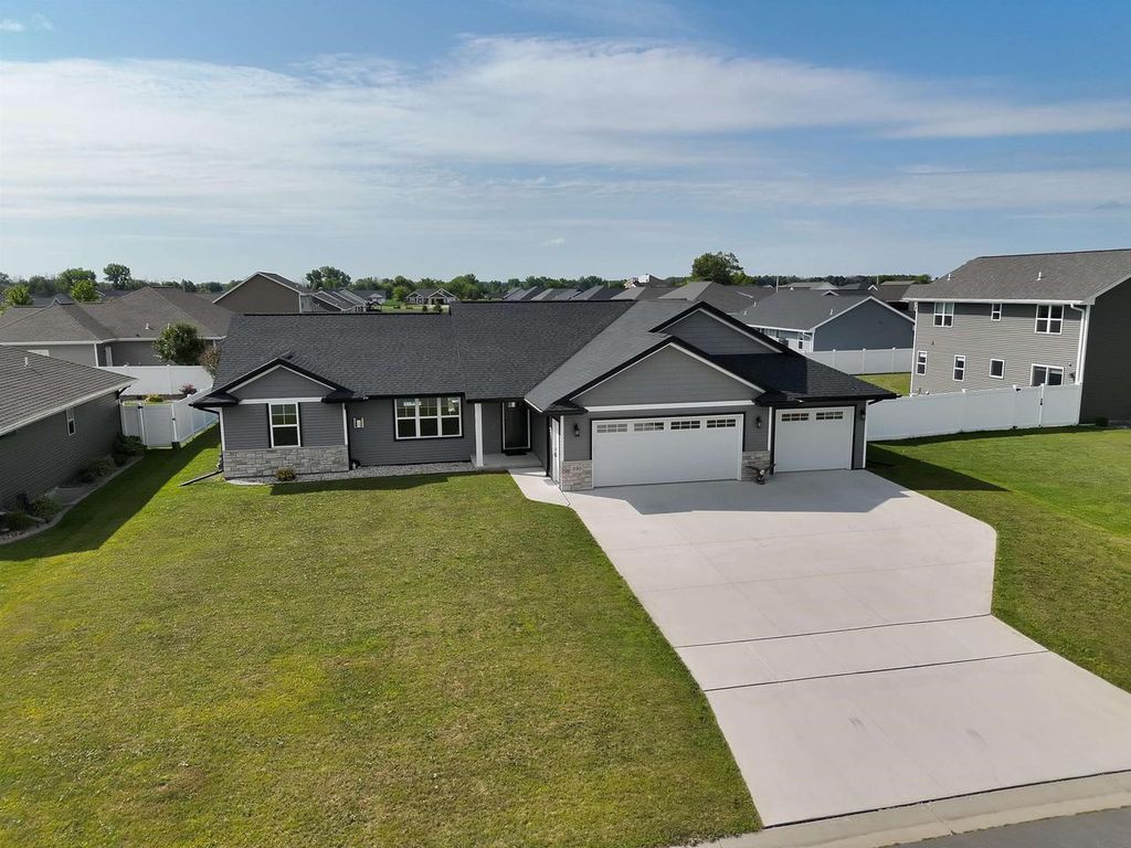 880 JOEANNA WAY, Pulaski, WI 54162