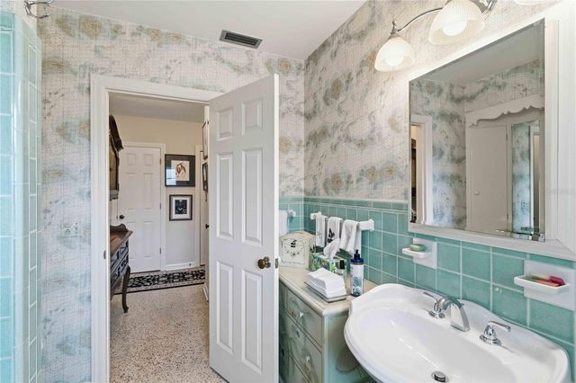 2068 SUNNYSIDE LANE, Sarasota, FL 34239