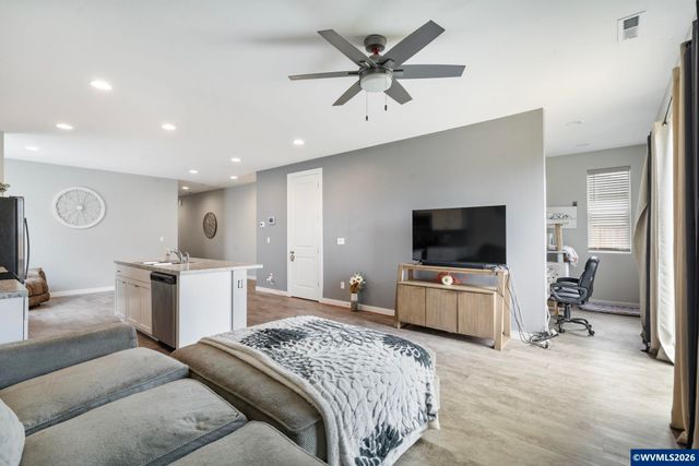 1480 Sunflower St, Woodburn, OR 97071