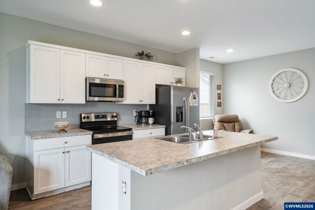 1480 Sunflower St, Woodburn, OR 97071