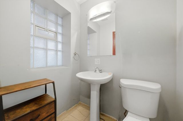 212 E 44th Street 3, Chicago, IL 60653