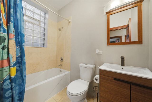 212 E 44th Street 3, Chicago, IL 60653